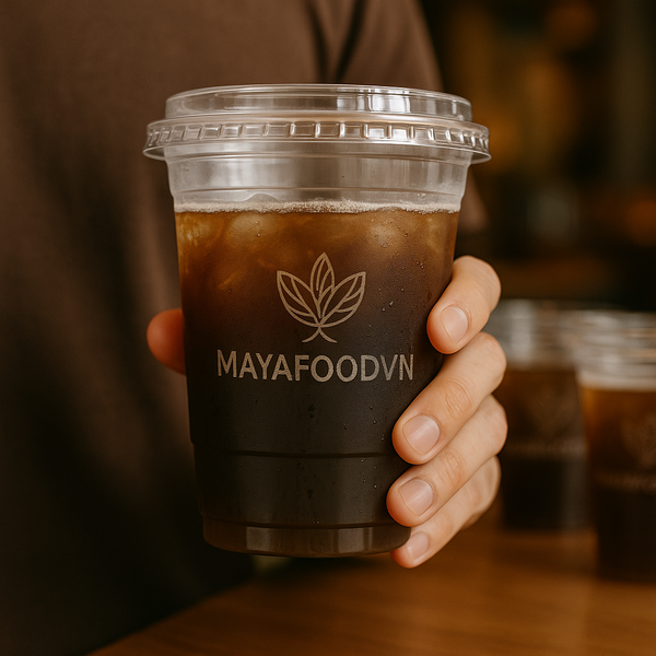 khách hàng sử dụng cốc nhựa in logo như quảng cáo di động cho thương hiệu đồ uống
