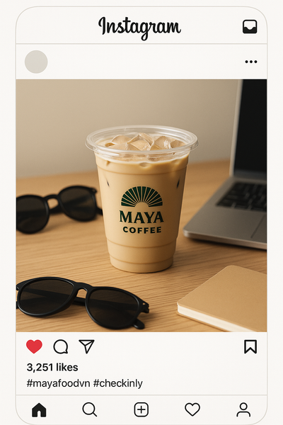 Bài đăng Instagram nổi bật với ly nhựa in logo thương hiệu ở trung tâm khung hình.