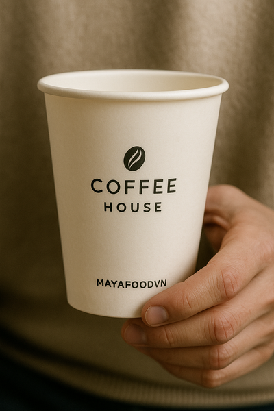 Logo nhỏ trên cốc giấy phù hợp phong cách quán cafe sang trọng