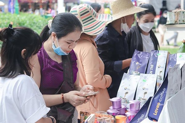 Không khí nhộn nhịp tại các gian hàng