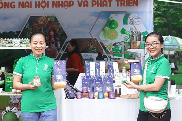 Không khí nhộn nhịp tại các gian hàng