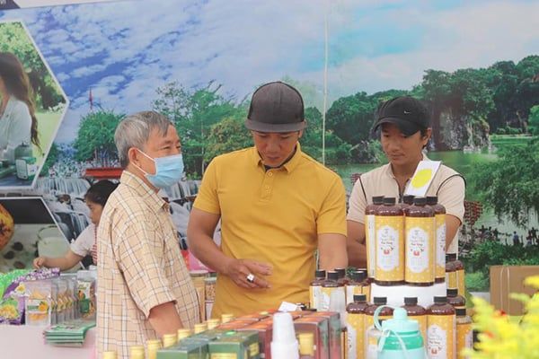 Không khí nhộn nhịp tại các gian hàng