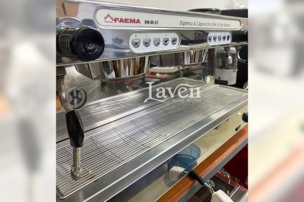 Faema E98 RE A2 được trang bị 2 vòi đánh sữa inox và vòi nước nóng tiện lợi