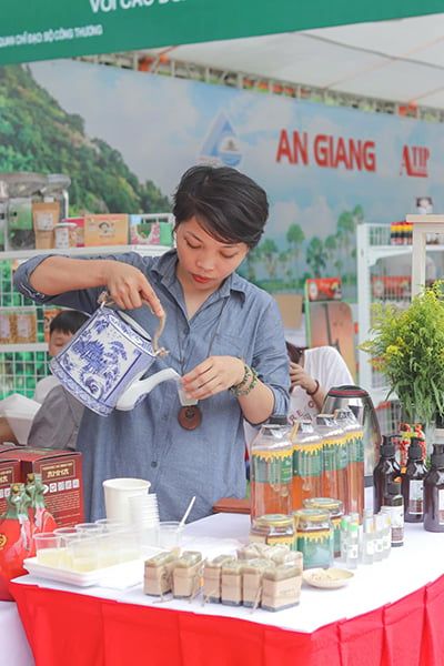 Không khí nhộn nhịp tại các gian hàng