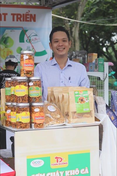 Không khí nhộn nhịp tại các gian hàng