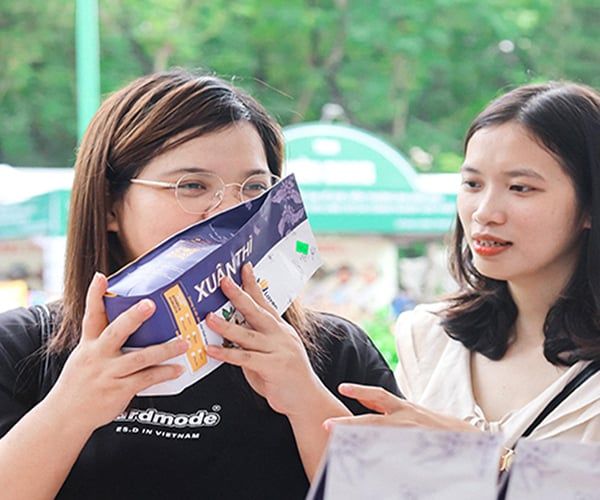 Khách tới và được thử cà phê trước khi mua tại gian hàng Laven Coffee