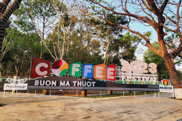 Cổng chào đón người tham dự khi đến với lễ hội