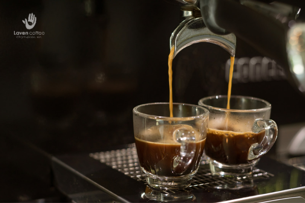 bat-mi-lop-crema-trong-tach-espresso-chuan-ca-phe-pha-may-co-gi