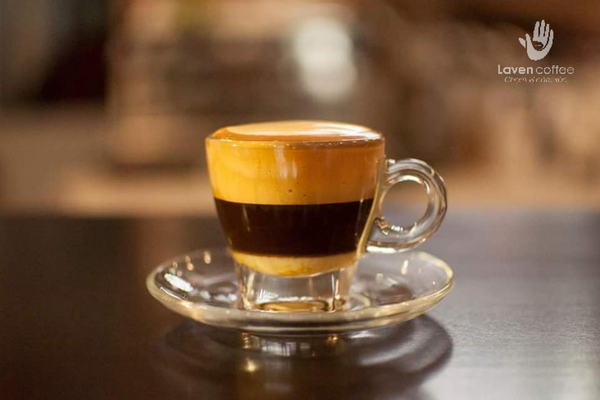 bat-mi-lop-crema-trong-tach-espresso-chuan-ca-phe-pha-may-co-gi