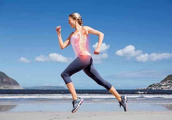 Nhiều người lựa chọn uống nước khoáng kiềm thiên nhiên để duy trì sức khỏe xương khớp.