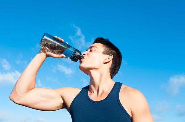 Uống nhiều nước khoáng kiềm thiên nhiên giúp cân bằng cơ thể.