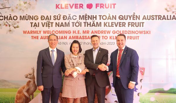 Đại sứ Australia thưởng thức trái cây Úc ngay tại Việt Nam