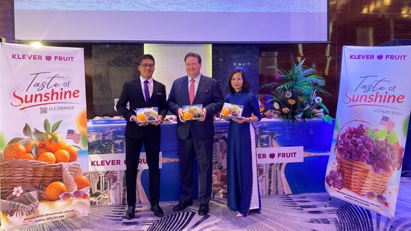 ĐẠI SỨ ĐẶC MỆNH TOÀN QUYỀN HỢP CHỦNG QUỐC HOA KỲ TẠI VIỆT NAM VÀ KLEVER FRUIT TẠI LỄ KỈ NIỆM 248 NĂM QUỐC KHÁNH HOA KỲ