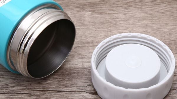 Nắp bình giữ nhiệt bị kẹt: Nguyên nhân và 5 cách xử lý hiệu quả tại nhà