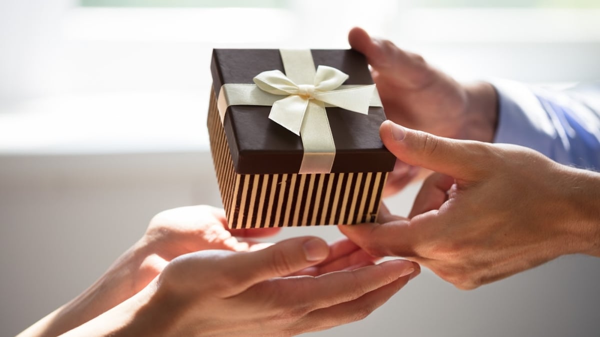 20+ món quà chia tay đồng nghiệp: Gửi gắm lời chúc và kỷ niệm đẹp