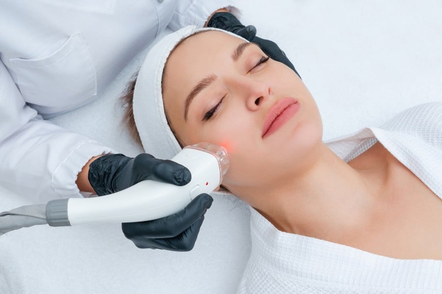 Có nên triệt lông mặt không? Phương pháp triệt lông mặt an toàn – Ulike Beauty
