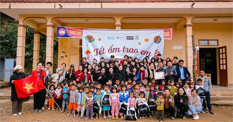 Aristino Wear.Care.Share - Tết ấm trao em tại Nghệ An