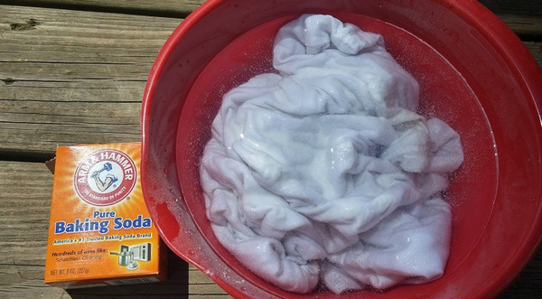 Cách tẩy mốc áo phao bằng baking soda