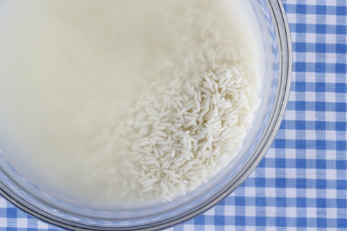 Cách tẩy mốc trên áo phao bằng nước vo gạo