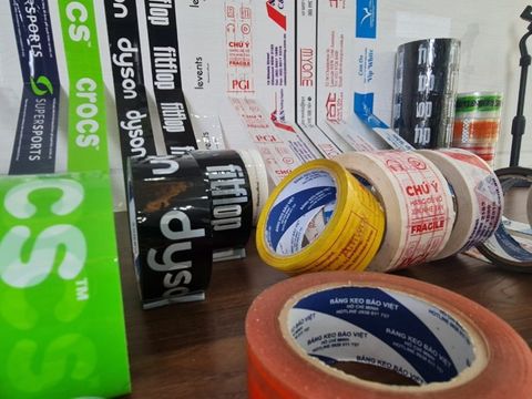 Băng keo in logo tùy chỉnh không chỉ bảo vệ sản phẩm mà còn là công cụ marketing hiệu quả