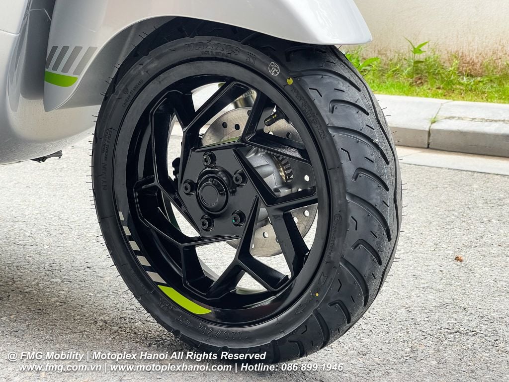 Vành đúc 12 inch sơn đen: Cứng cáp, tăng độ bám đường.
