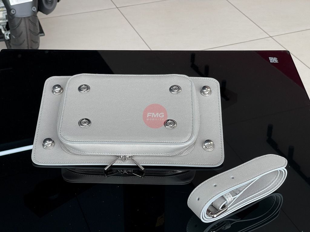 Giá Đỡ Túi Sau Vespa 946 Snake - 1B012510 tại FMG Mobility | Motoplex Hanoi