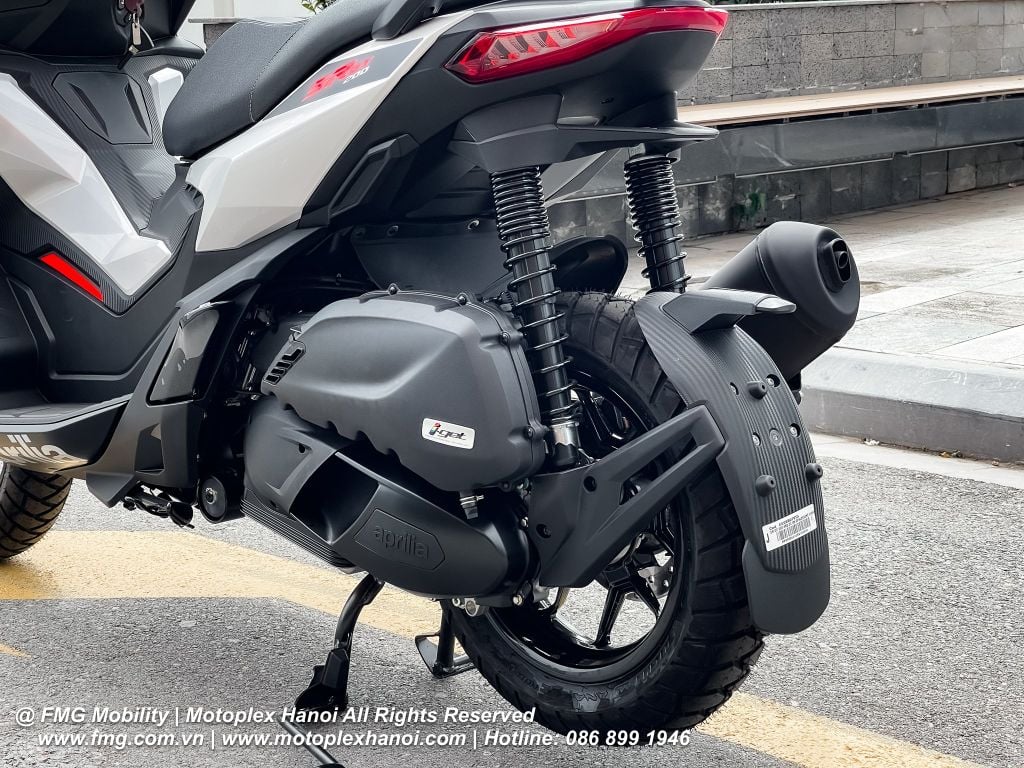 Pat biển số Aprilia SR GT 200 với cũng được tạo vân Carbon