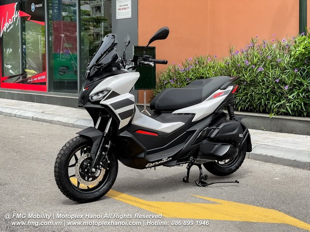 Khoảng sáng gầm của Aprilia SR GT 200 là 175 mm (17,5 cm) so với mặt đường