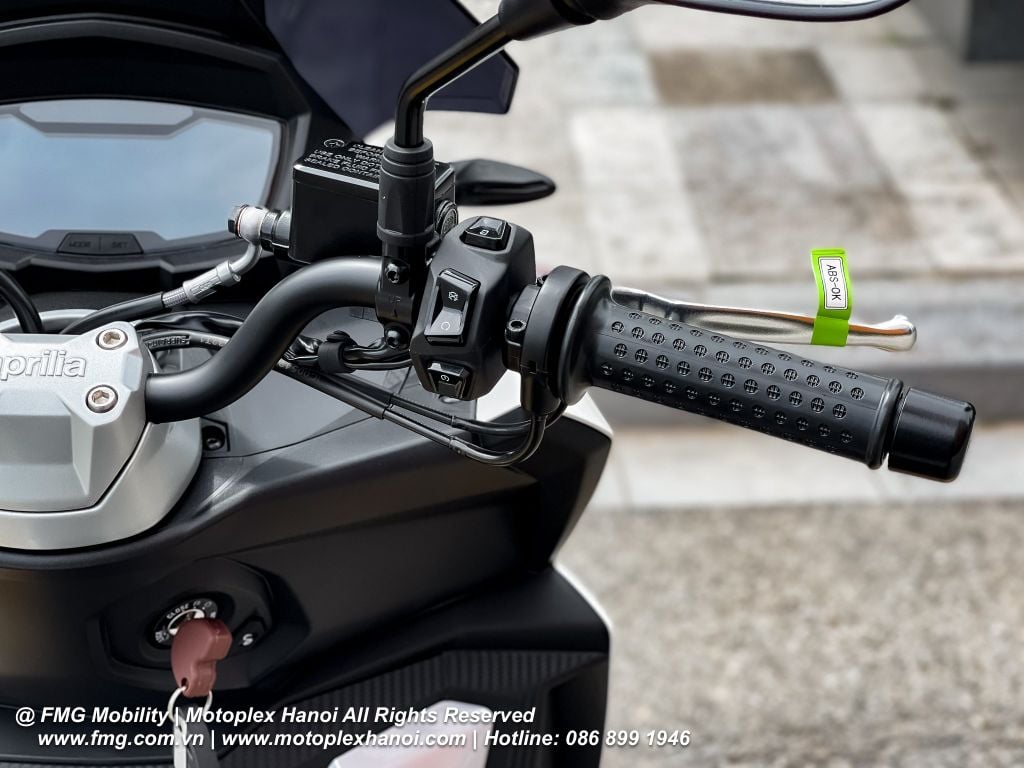 Phím bấm điều khiển linh hoạt, thuận tiện trên Aprilia SR GT 200