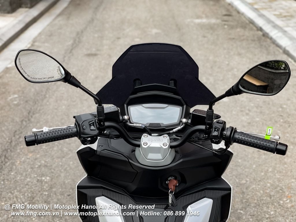 Cụm tay lái thiết kế công thái học trên Aprilia SR GT 200