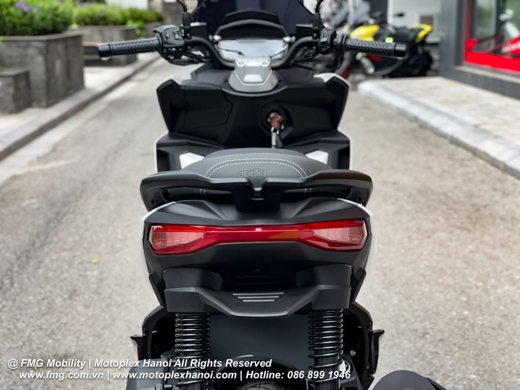 Cụm đèn hậu và đèn soi biển Full Led trên Aprilia SR GT 200