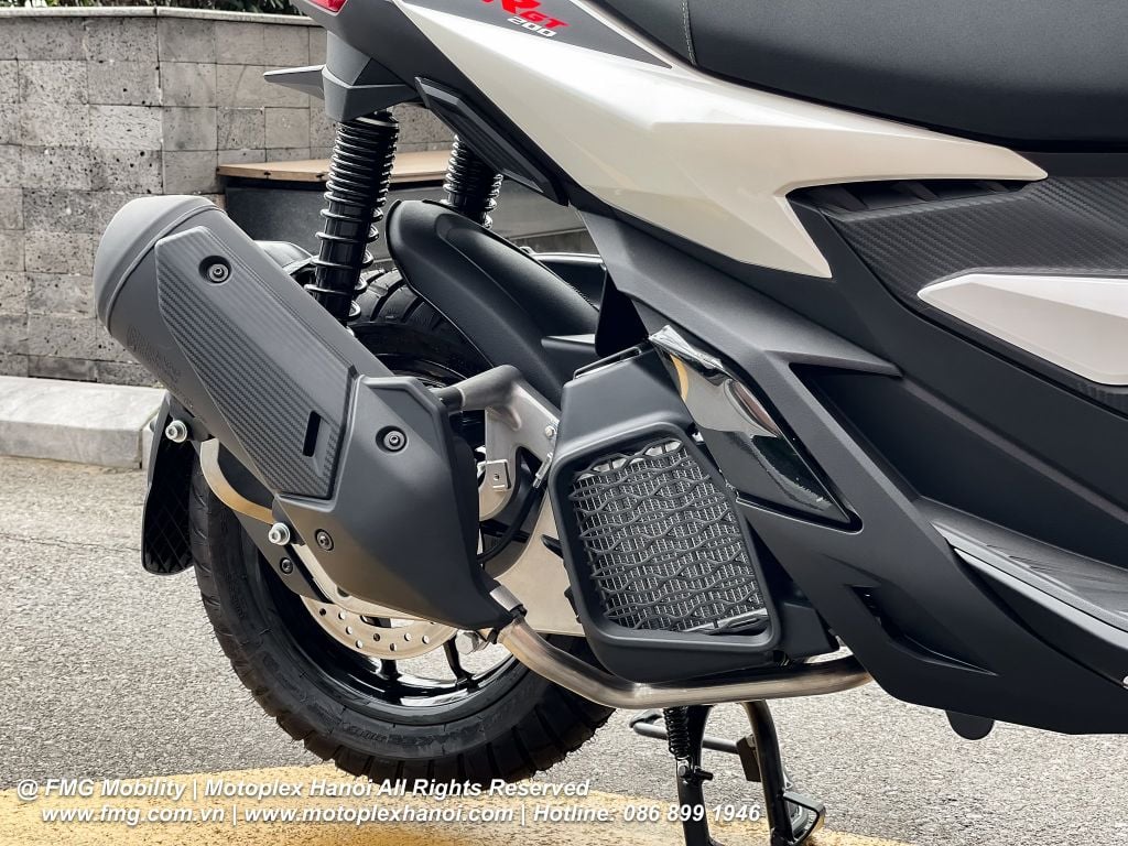Ống xả được ốp đen mờ cùng két nước được ốp bảo vệ