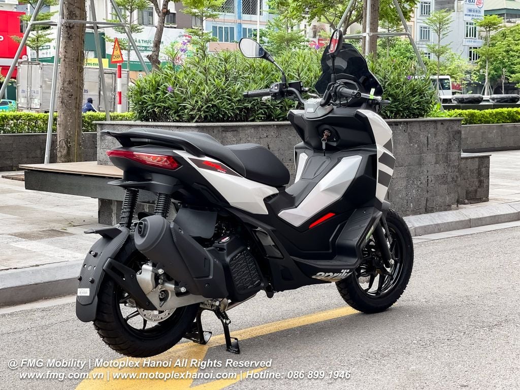 Thân xe và hai bên hông Aprilia SR GT 200 có màu đen mờ