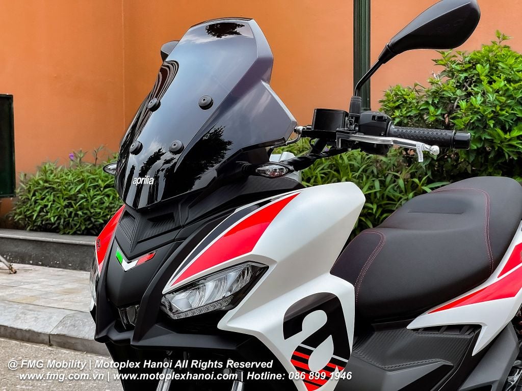 Kính chắn gió đậm chất ADV trên Aprilia SR GT 200 Sport