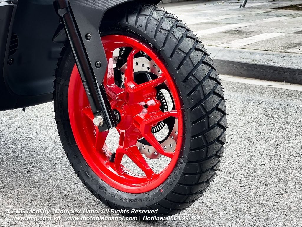 Mâm xe chữ Y được sơn đỏ, 5 cánh của ENKE thể thao đa dụng