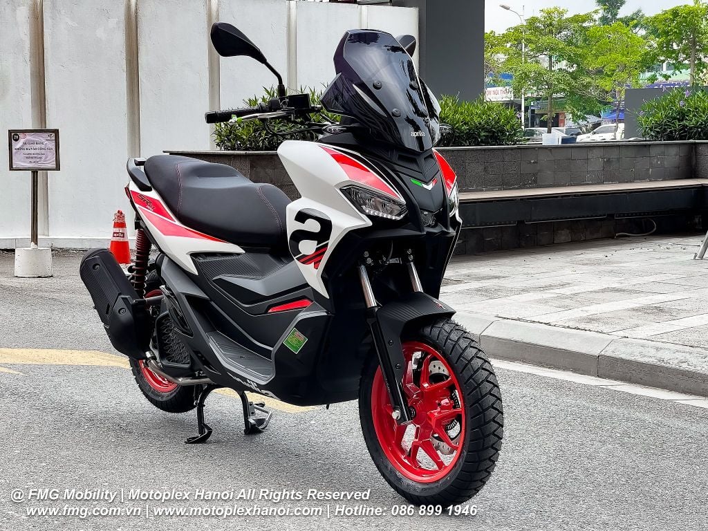 Thân xe và hai bên hông Aprilia SR GT 200 Sport có màu đen mờ, logo chữ 