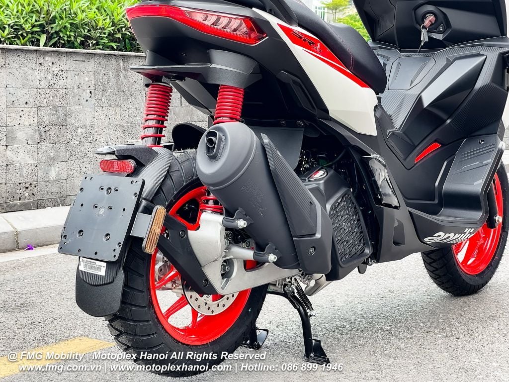 Pat biển số Aprilia SR GT Sport 200 với cũng được tạo vân Carbon