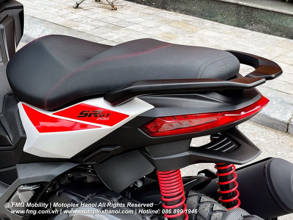 Tay dắt sau của Aprilia SR GT 200 Sport cùng màu với màu sơn xe