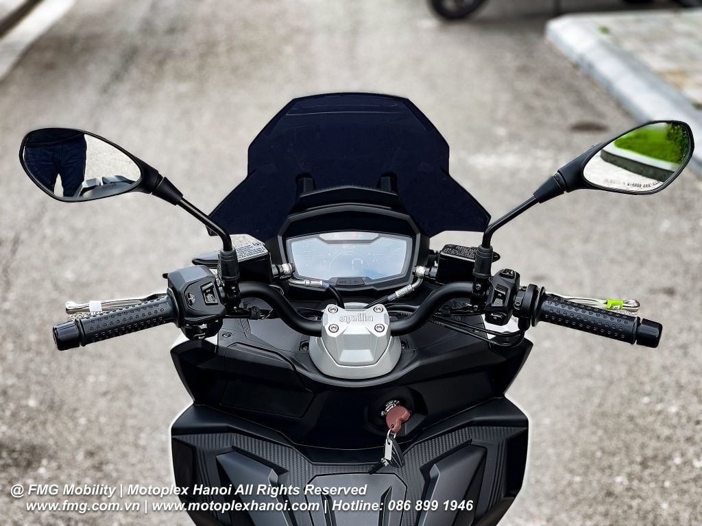 Cụm tay lái thiết kế công thái học trên Aprilia SR GT 200 Sport