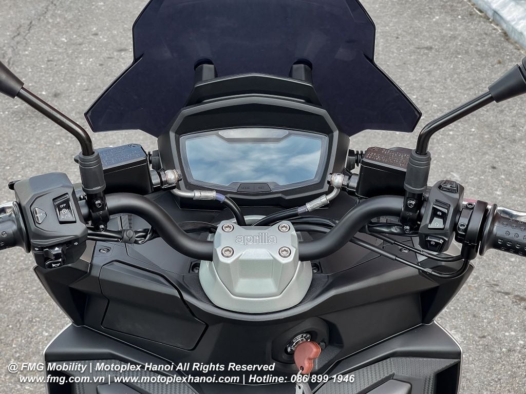 Cụm tay lái trần cùng dây dầu kim loại trên Aprilia SR GT 200