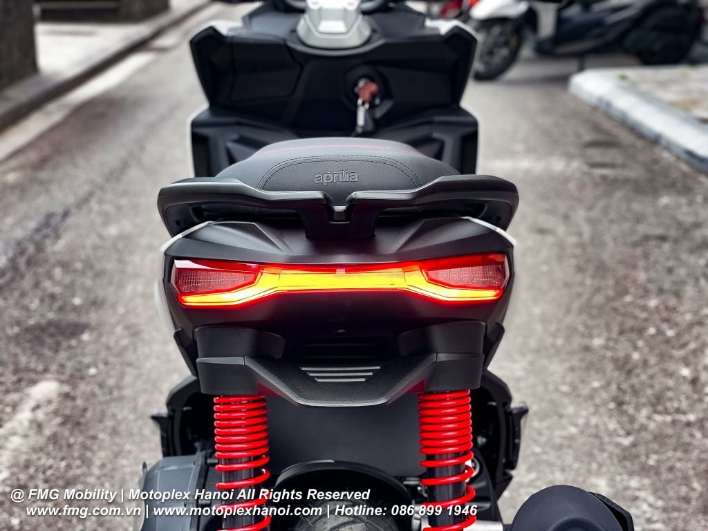 Cụm đèn hậu và đèn soi biển Full Led trên Aprilia SR GT 200 Sport
