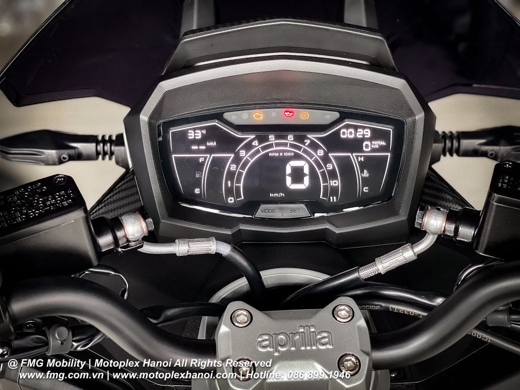 Cụm tay lái trần cùng dây dầu kim loại trên Aprilia SR GT 200 Sport