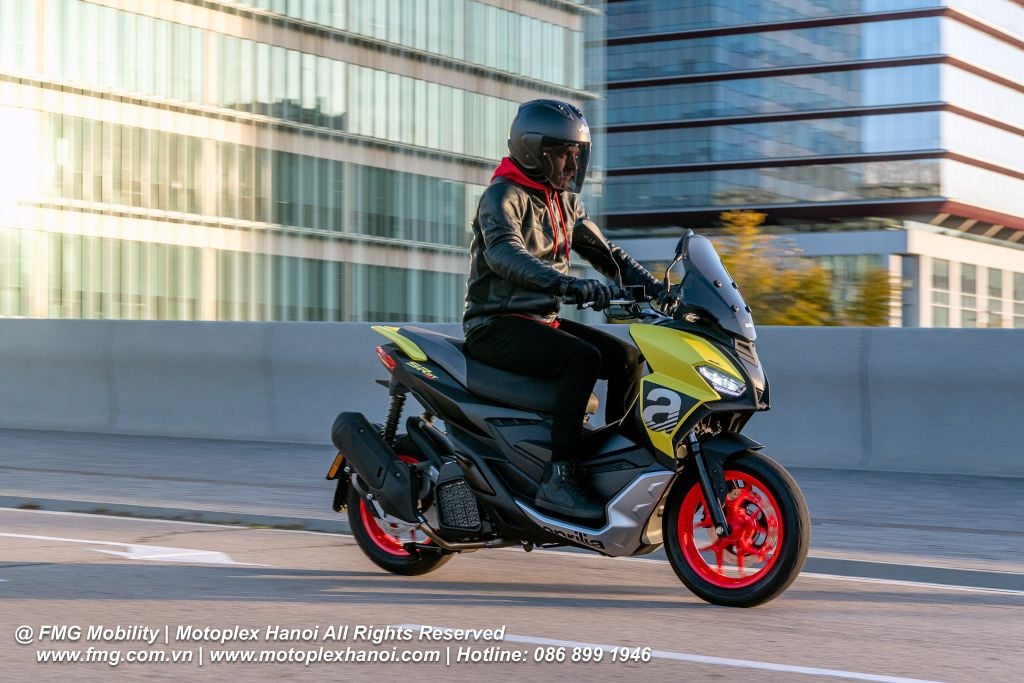 Khoảng sáng gầm của Aprilia SR GT Sport 200 là 175 mm (17,5 cm) so với mặt đường