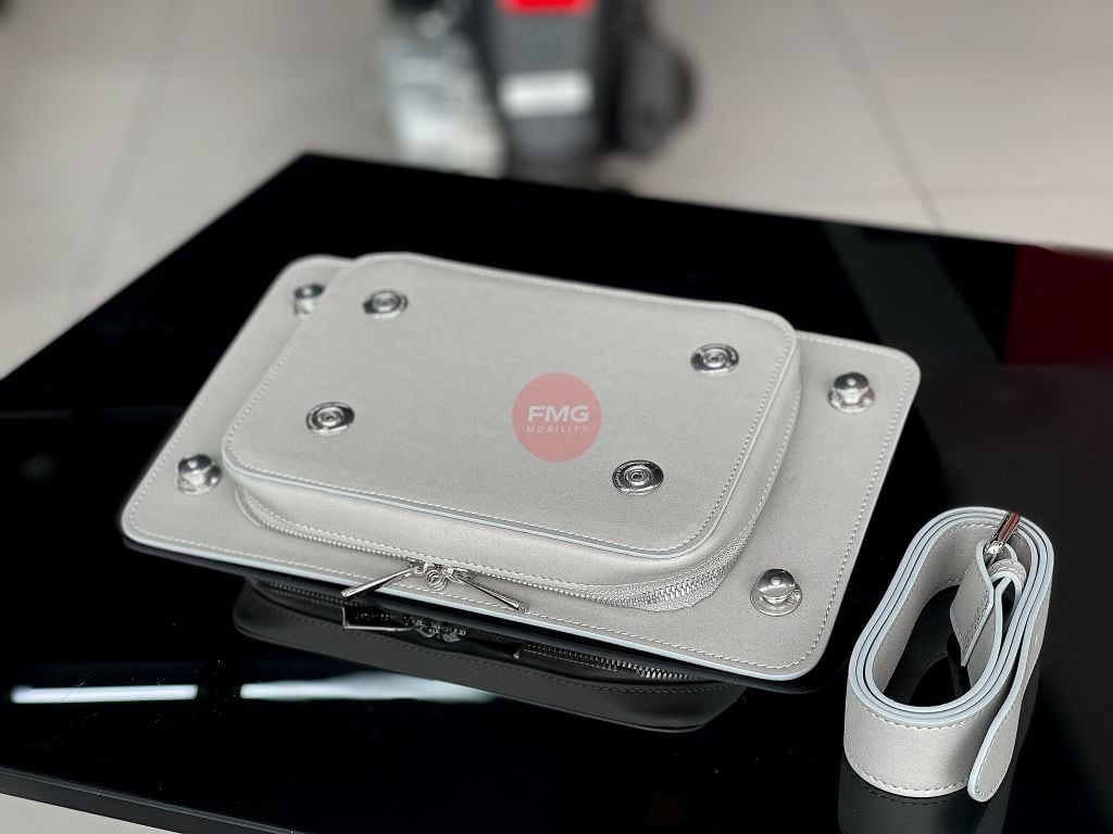 Giá Đỡ Túi Sau Vespa 946 Snake - 1B012510 tại FMG Mobility | Motoplex Hanoi