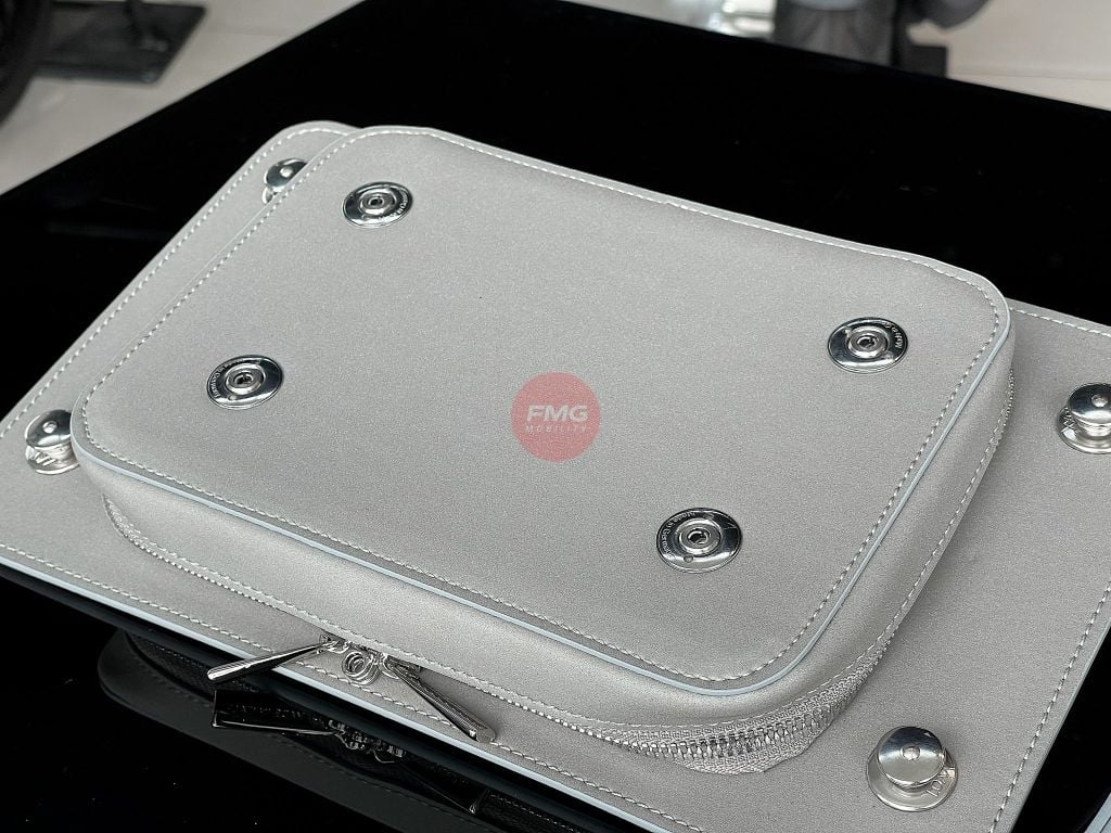 Giá Đỡ Túi Sau Vespa 946 Snake - 1B012510 tại FMG Mobility | Motoplex Hanoi