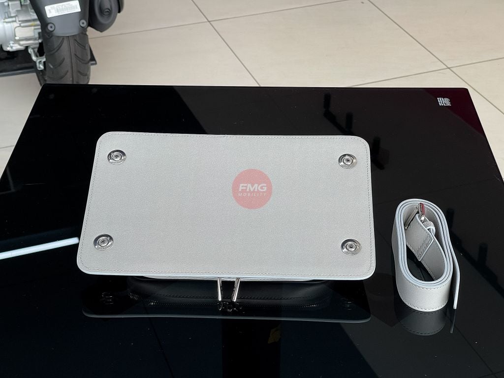 Giá Đỡ Túi Sau Vespa 946 Snake - 1B012510 tại FMG Mobility | Motoplex Hanoi