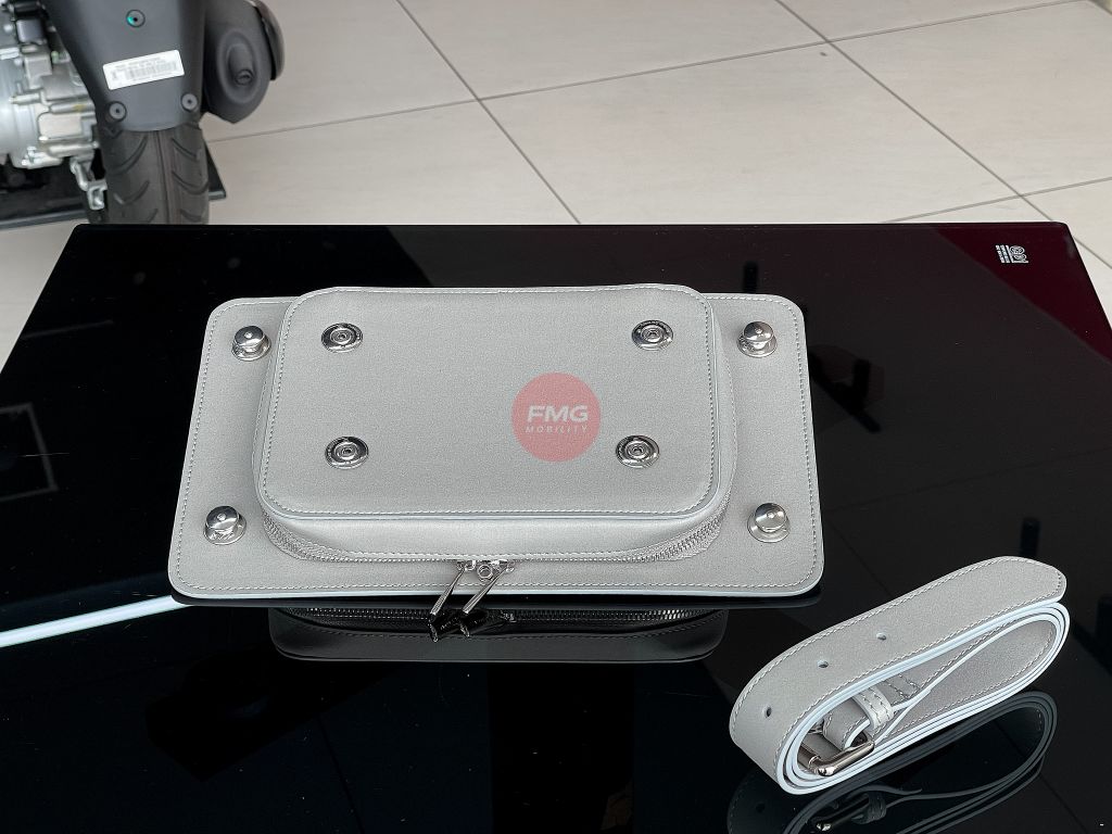 Giá Đỡ Túi Sau Vespa 946 Snake - 1B012510 tại FMG Mobility | Motoplex Hanoi