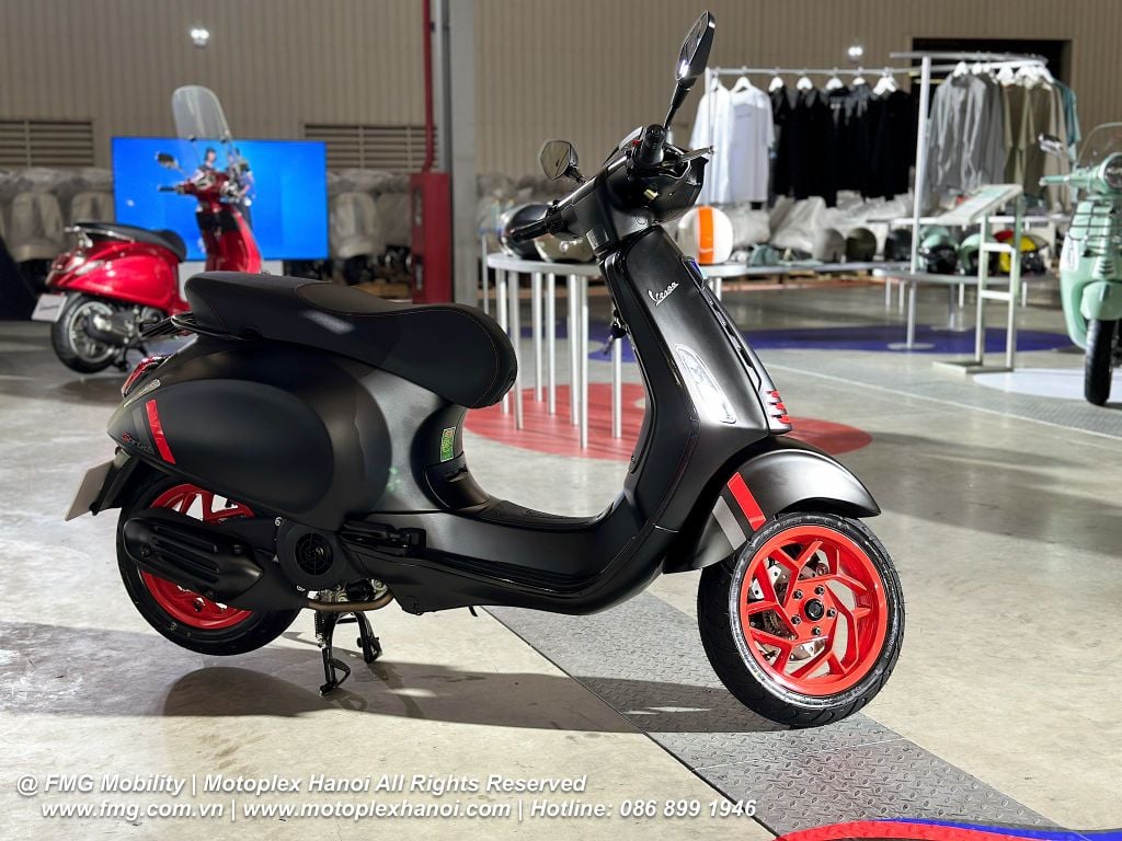 Vespa Sprint 2025 có thiết kế thể thao, góc cạnh hơn với đèn pha LED hình lục giác đặc trưng.