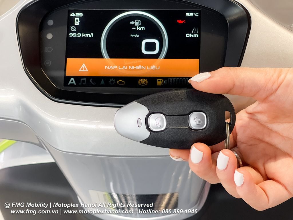 Hệ thống Keyless thông minh Tích hợp tính năng tìm xe trong bãi đỗ
