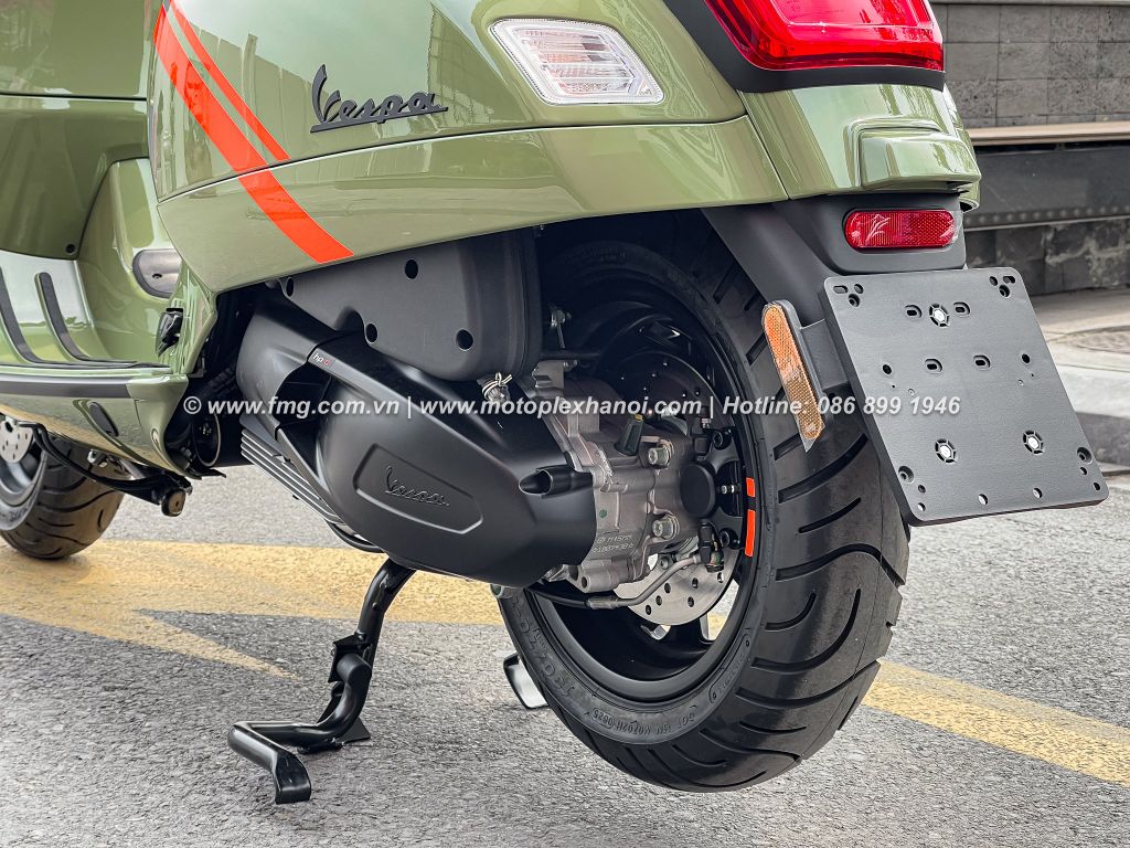 Hệ thống treo sau được bố trí giảm xóc thủy lực kép với lò xo cuộn và điều chỉnh tải trọng 4 vị trí